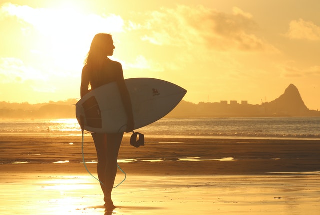 woman surfing in the beach 